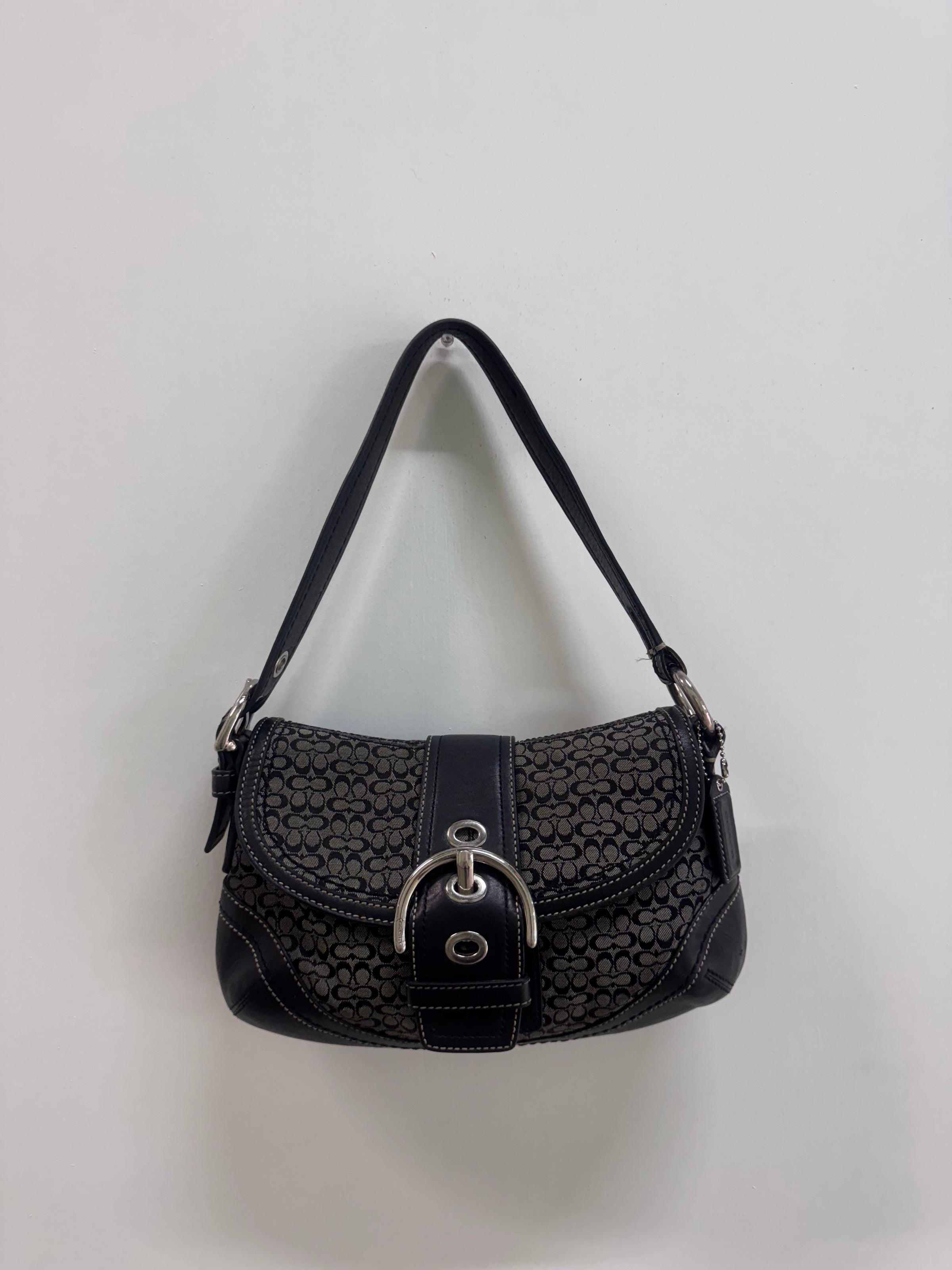 美品　Coach Soho Mini Signature Bag Black COACH SOHO MINI SIGNATURE MONOGRAM LOGO BLACK TOP HANDLE